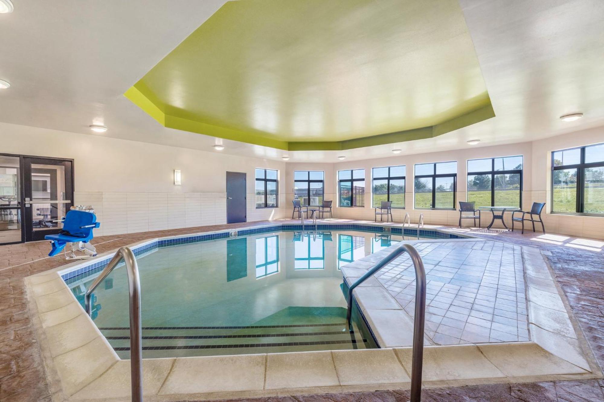 Holiday Inn Express & Suites Kansas City Airport By Ihg Exterior foto