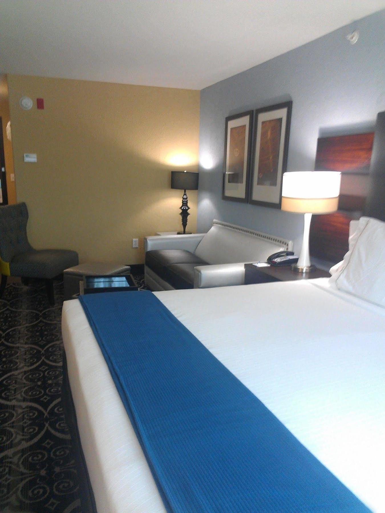Holiday Inn Express & Suites Kansas City Airport By Ihg Quarto foto